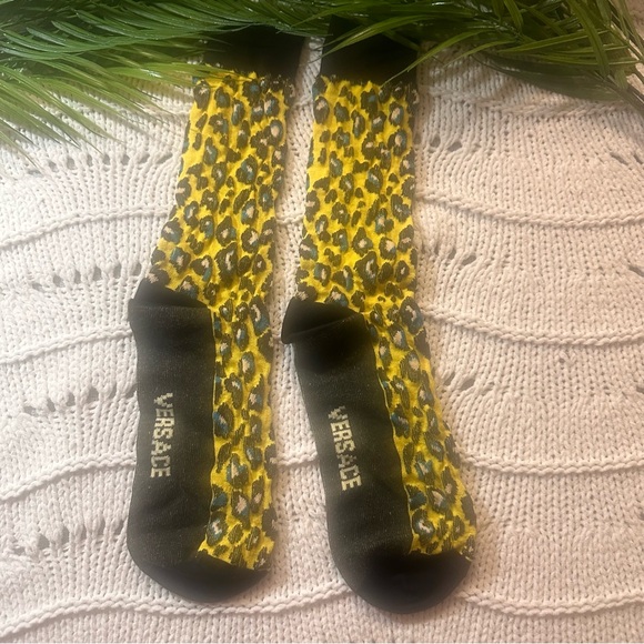 NWT Brand New Versace Leopard Jacquard Logo Crew Socks
Size : Medium - Picture 4 of 10